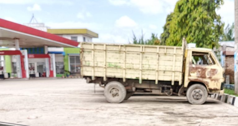 Warga Keluhkan Kendaraan Tak Laik Jalan Hiasi Antrian di SPBU Negeri Lama