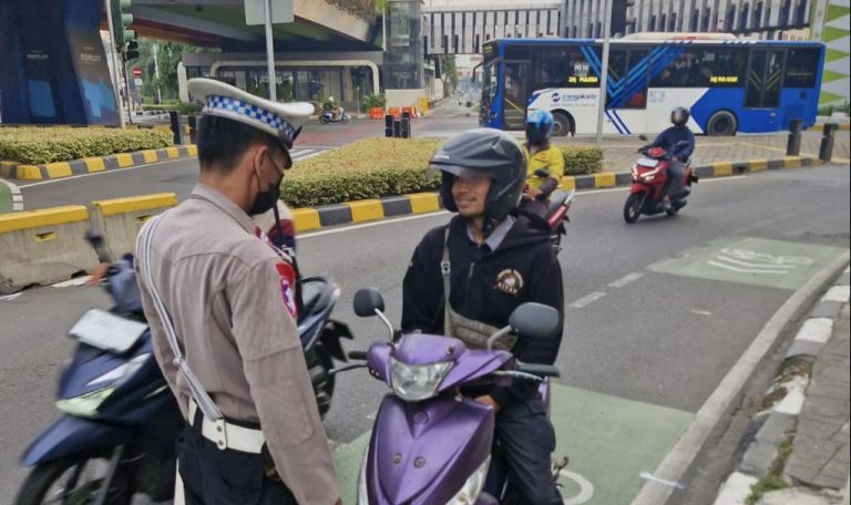seorang-polisi-menindak-seorang-pengendara-yang-melanggar-dengan-tidak-memasang-plat-nomor-1746781610363