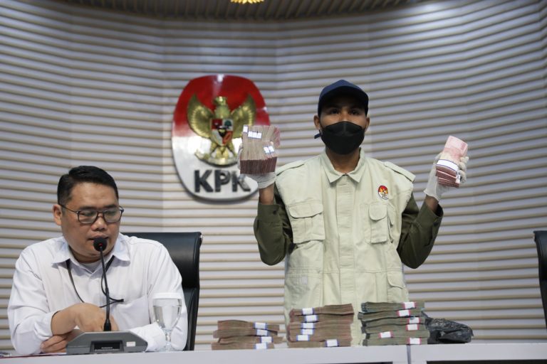 baru-amankan-rp231-juta-kpk-ikuti-aliran-uang-korupsi-proyek-jalan-di-sumut-29062025-082208