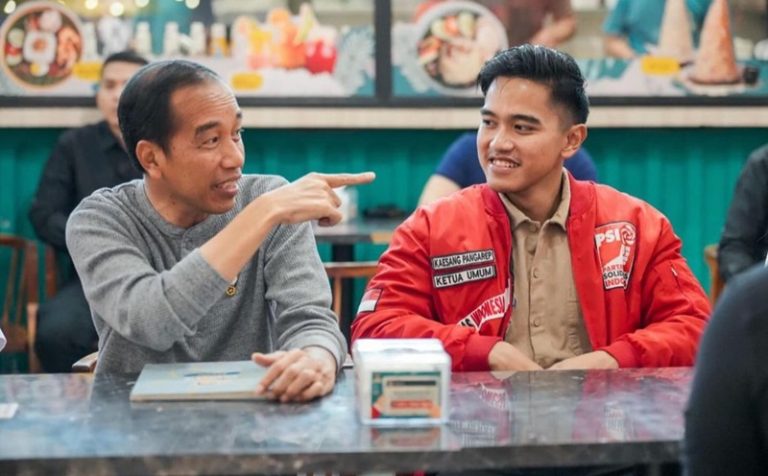 ketum-psi-kaesang-pangarep-bersama-ayahnya-presiden-ketujuh-joko-widodo-1-21062025-184914