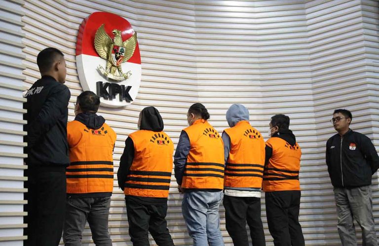 kpk-tahan-lima-tersangka-ott-korupsi-pembangunan-jalan-di-sumut4-28062025-210755