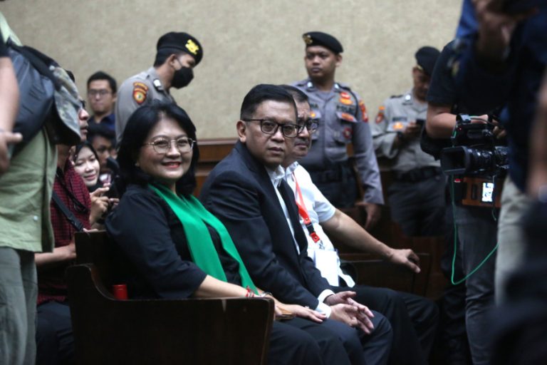 hasto-dituntut-7-tahun-penjara-kuasa-hukum-tuntutan-penuh-imajinasi-03072025-173837 (1)