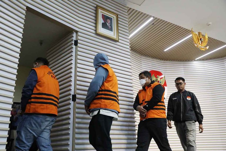 kpk-tahan-lima-tersangka-ott-korupsi-pembangunan-jalan-di-sumut2-28062025-210755