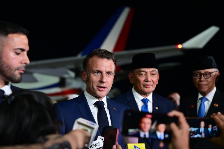 menteri-pertahanan-sjafrie-sjamsoeddin-saat-menyambut-presiden-republik-prancis-emmanuel-macron-ke-indonesia-1-28052025-055911