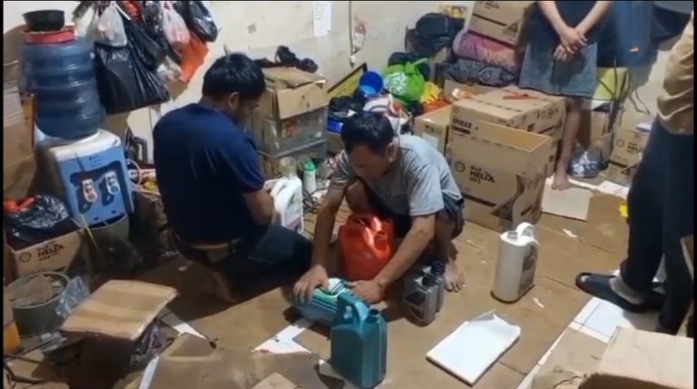 polisi-bongkar-penjualan-oli-palsu-yang-diedarkan-ke-jakarta-tangerang-dan-bekasi-23072025-101115