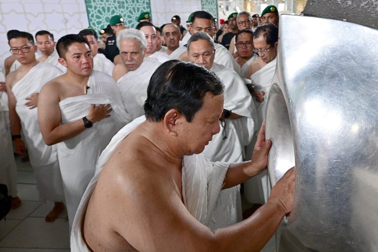 presiden-indonesia-prabowo-subianto-mencium-hajar-aswad-saat-umrah-1-03072025-084507