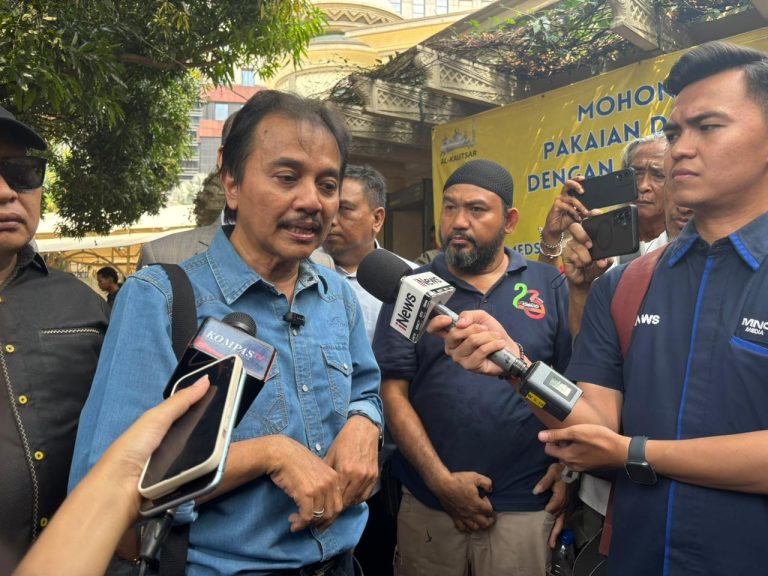 rampung-diperiksa-roy-suryo-ngaku-dicecar-26-pertanyaan-soal-tuduhan-ijazah-palsu-jokowi-15052025-173819