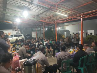 Ngopi Kamtibmas Sat Kamling Polsek Bantar Gebang Bersama Warga di PT Lestari Ramah Abadi