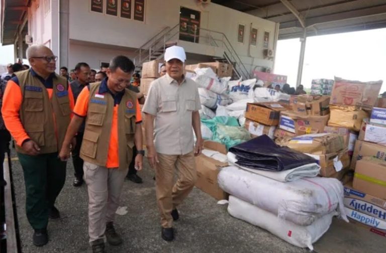 pantau-langsung-penanganan-bencana-menko-polkam-djamari-berkantor-langsung-di-aceh-12122025-084834