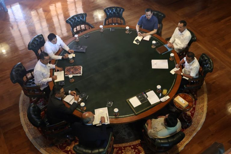 rapat-kabinet-di-hambalang-prabowo-bahas-kampung-haji-dan-pemulihan-sumatera-24122025-065038