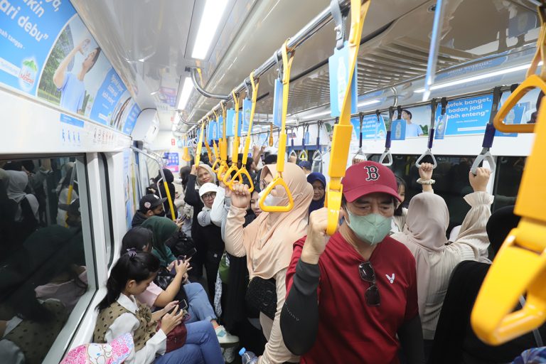 kenaikan-jumlah-penumpang-mrt-jakarta3-09072025-190159