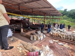 Polri Bongkar Penambangan Ilegal dan Penyelundupan Pasir Timah ke Malaysia, 7 Tersangka Diamankan