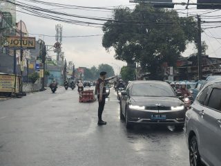 Hadirkan Rasa Aman, Personel Detasemen Perintis Korsabhara Baharkam Polri Amankan Arus Lalu Lintas Pagi di Depok