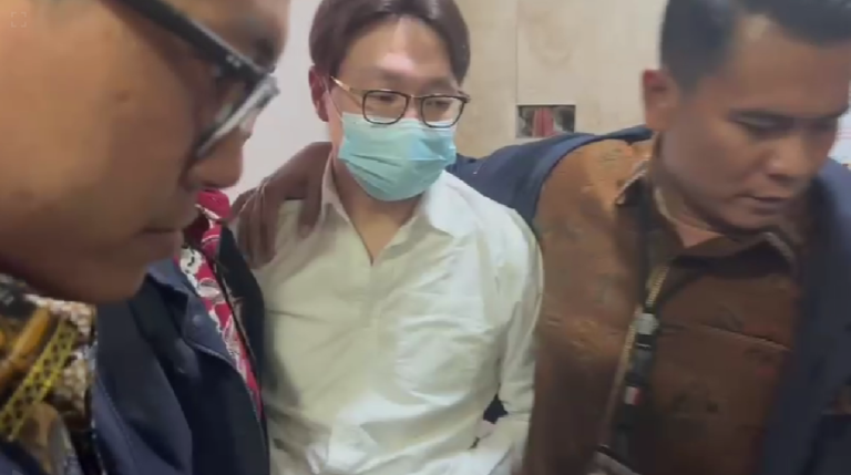 dokter-richard-lee-digiring-ke-rutan-polda-metro-jaya-usai-ditetapkan-tersangka-06032026-223717