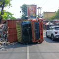 Truk Sampah UPST Bantar Gebang Terbalik di Jalan Raya Narogong, Picu Kemacetan