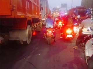 Macet Seharian di Jalan Narogong Bantar Gebang, Bau Air Lindi Sampah Dikeluhkan Pengguna Jalan