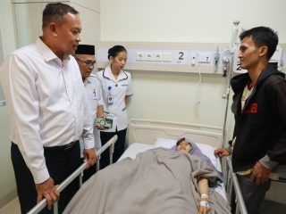 Mobil Distribusi MBG Tabrak Pedagang di Aren Jaya, Wali Kota Bekasi Pastikan Korban Ditangani Hingga Pulih